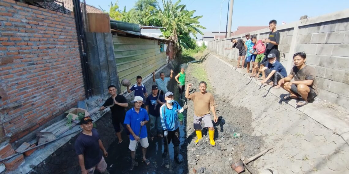 Warga LDII Karangbong Kerja Bakti Bersihkan Sungai Sambut HUT ke-79 Kemerdekaan RI