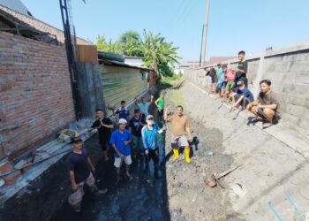 Warga LDII Karangbong Kerja Bakti Bersihkan Sungai Sambut HUT ke-79 Kemerdekaan RI