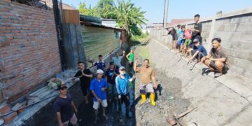 Warga LDII Karangbong Kerja Bakti Bersihkan Sungai Sambut HUT ke-79 Kemerdekaan RI