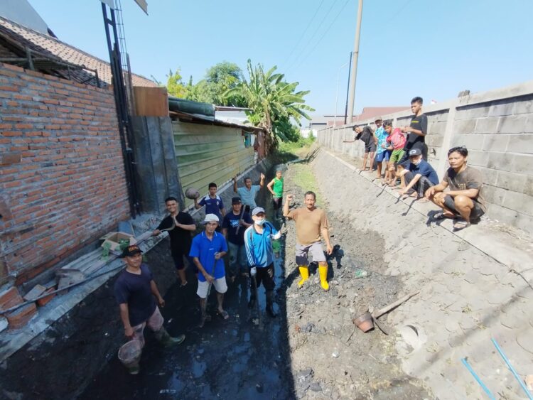 Warga LDII Karangbong Kerja Bakti Bersihkan Sungai Sambut HUT ke-79 Kemerdekaan RI