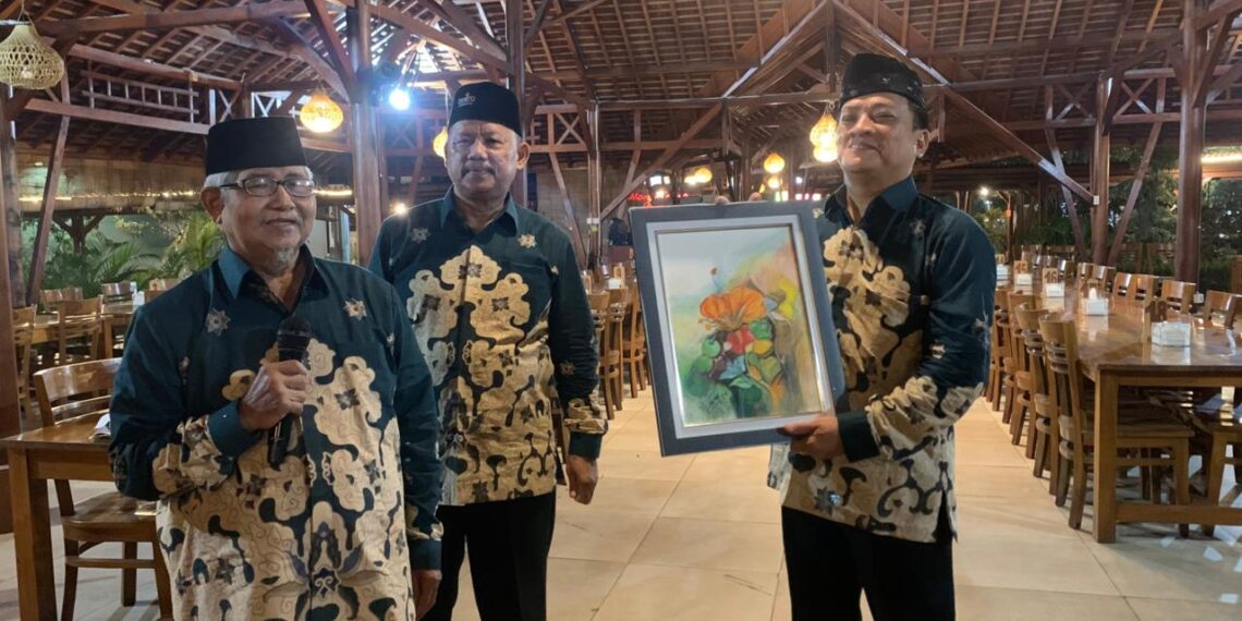 Wanhat Berikan Cenderamata Kepada Ketua DPD LDII Surabaya, Semangati untuk Emban Amanah