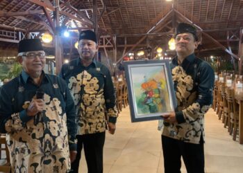 Wanhat Berikan Cenderamata Kepada Ketua DPD LDII Surabaya, Semangati untuk Emban Amanah