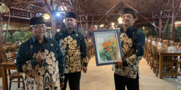 Wanhat Berikan Cenderamata Kepada Ketua DPD LDII Surabaya, Semangati untuk Emban Amanah