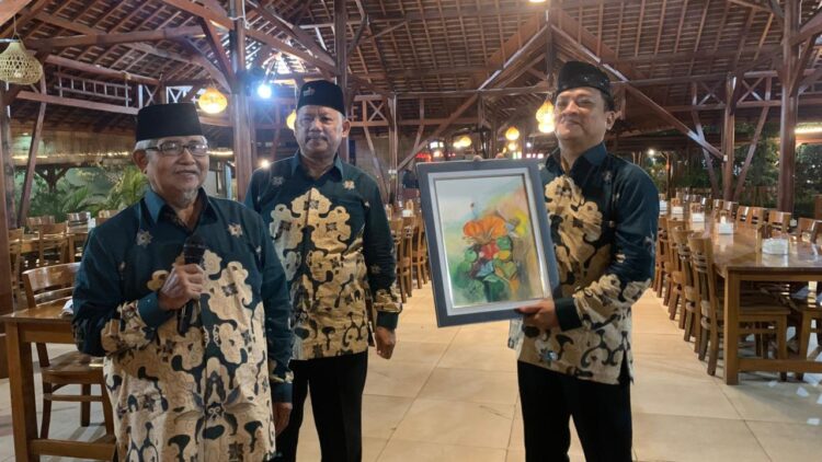 Wanhat Berikan Cenderamata Kepada Ketua DPD LDII Surabaya, Semangati untuk Emban Amanah