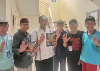 Camat Tambaksari Sunarno Aristono bersama Guru Besar Fakultas Kedokteran Hewan Universitas Airlangga Prof. Iwan Sahrial melakukan kunjungan silaturahim