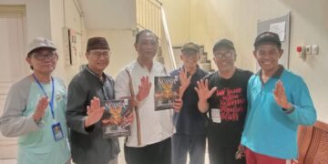 Camat Tambaksari Sunarno Aristono bersama Guru Besar Fakultas Kedokteran Hewan Universitas Airlangga Prof. Iwan Sahrial melakukan kunjungan silaturahim
