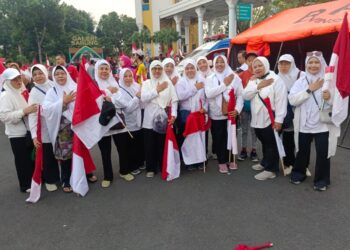 Perwakilan Wanita LDII Jawa Timur mengikuti kegiatan Jalan Sehat Menyambut Tahun Baru Islam yang digelar Pemerintah Provinsi Jawa Timur.