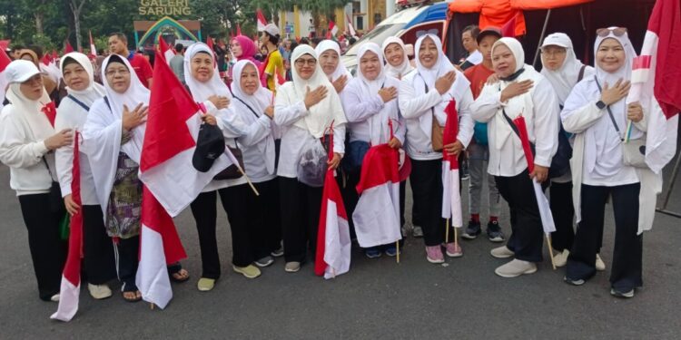 Perwakilan Wanita LDII Jawa Timur mengikuti kegiatan Jalan Sehat Menyambut Tahun Baru Islam yang digelar Pemerintah Provinsi Jawa Timur.