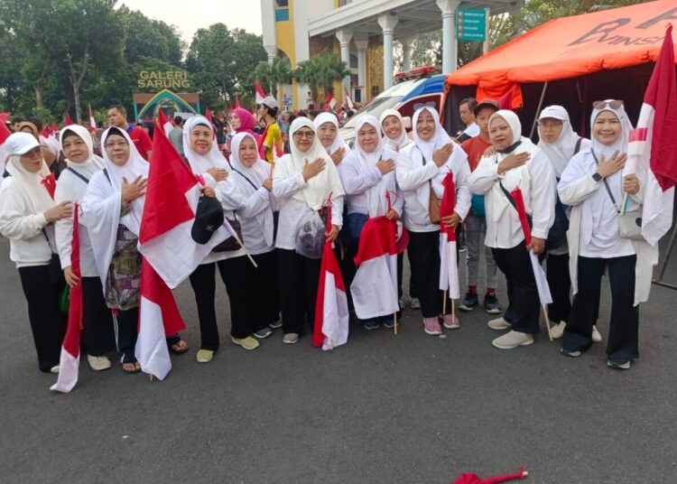 Perwakilan Wanita LDII Jawa Timur mengikuti kegiatan Jalan Sehat Menyambut Tahun Baru Islam yang digelar Pemerintah Provinsi Jawa Timur.