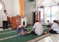 Pengurus Masjid Al Bina Kantor Dinas Perindustrian dan Perdagangan (Disperindag) Provinsi Jawa Timur, Surabaya menggelar Salat Duhur berjamaah yang dilanjutkan dengan tausiyah pada Kamis (2/7/2026).