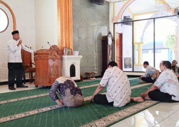 Pengurus Masjid Al Bina Kantor Dinas Perindustrian dan Perdagangan (Disperindag) Provinsi Jawa Timur, Surabaya menggelar Salat Duhur berjamaah yang dilanjutkan dengan tausiyah pada Kamis (2/7/2026).