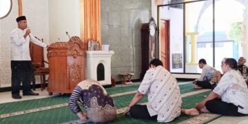 Pengurus Masjid Al Bina Kantor Dinas Perindustrian dan Perdagangan (Disperindag) Provinsi Jawa Timur, Surabaya menggelar Salat Duhur berjamaah yang dilanjutkan dengan tausiyah pada Kamis (2/7/2026).