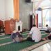 Pengurus Masjid Al Bina Kantor Dinas Perindustrian dan Perdagangan (Disperindag) Provinsi Jawa Timur, Surabaya menggelar Salat Duhur berjamaah yang dilanjutkan dengan tausiyah pada Kamis (2/7/2026).