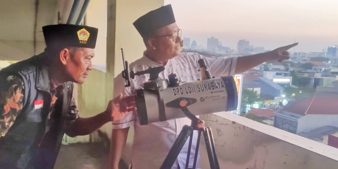 Tim Rukyatul Hilal DPD LDII Kota Surabaya menggelar pembinaan rutin sekaligus melaksanakan pengamatan hilal untuk penentuan awal bulan 1 Safar 1448 H di Kaza Mall Lantai 5, Tambaksari, Surabaya, pada Rabu (15/7/2026).