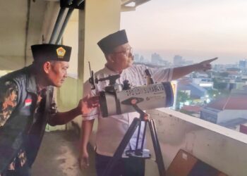 Tim Rukyatul Hilal DPD LDII Kota Surabaya menggelar pembinaan rutin sekaligus melaksanakan pengamatan hilal untuk penentuan awal bulan 1 Safar 1448 H di Kaza Mall Lantai 5, Tambaksari, Surabaya, pada Rabu (15/7/2026).