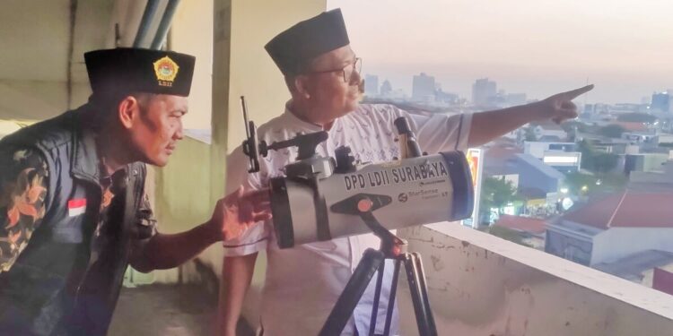 Tim Rukyatul Hilal DPD LDII Kota Surabaya menggelar pembinaan rutin sekaligus melaksanakan pengamatan hilal untuk penentuan awal bulan 1 Safar 1448 H di Kaza Mall Lantai 5, Tambaksari, Surabaya, pada Rabu (15/7/2026).